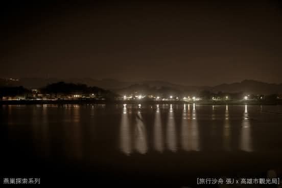 阿公店水庫夜色與湖面倒影