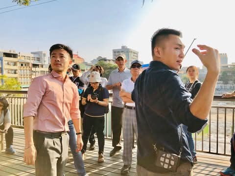 導覽員向民眾介紹哈瑪星歷史