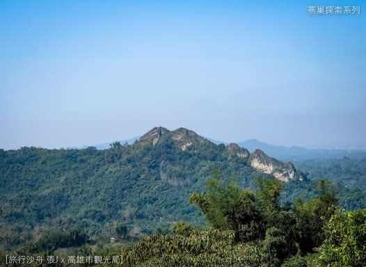 從山徑遠望雞冠山與周邊山勢