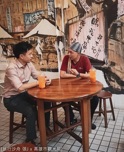 張J與郭家肉粽老闆坐在店前交談