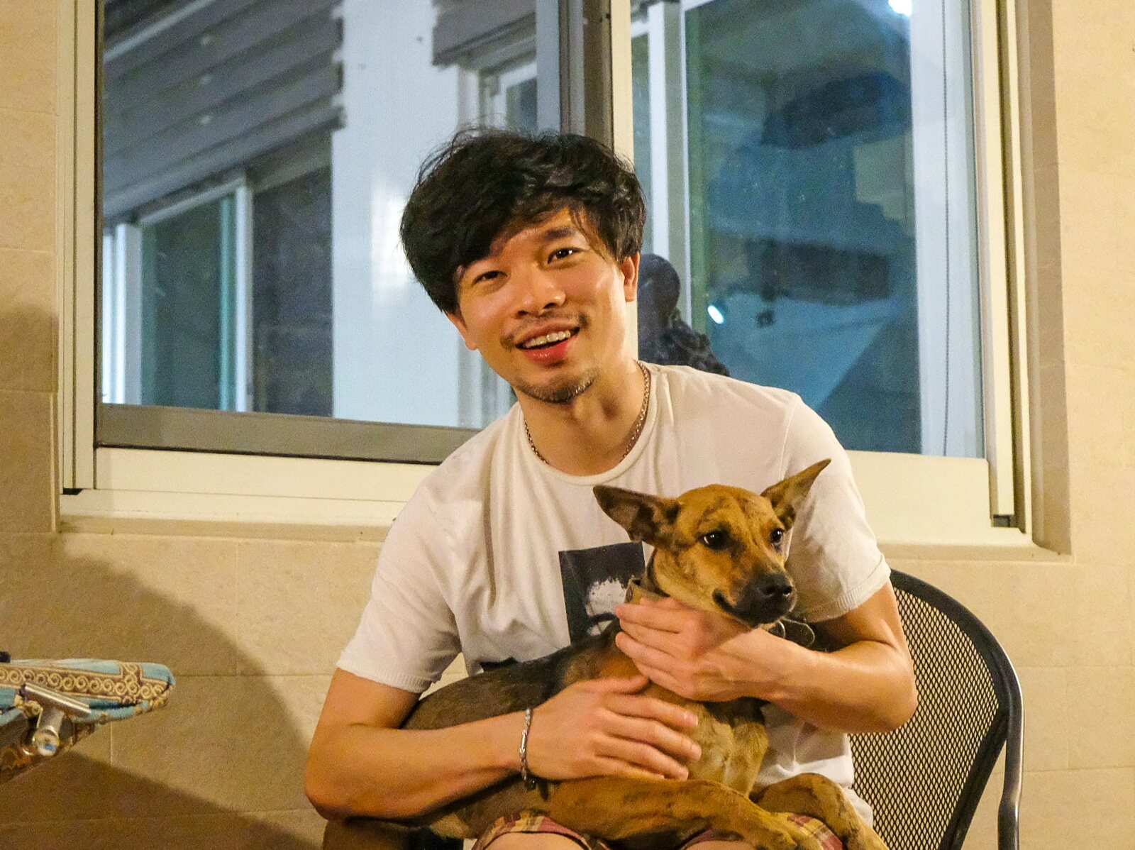 張J抱著幼犬小寶合影