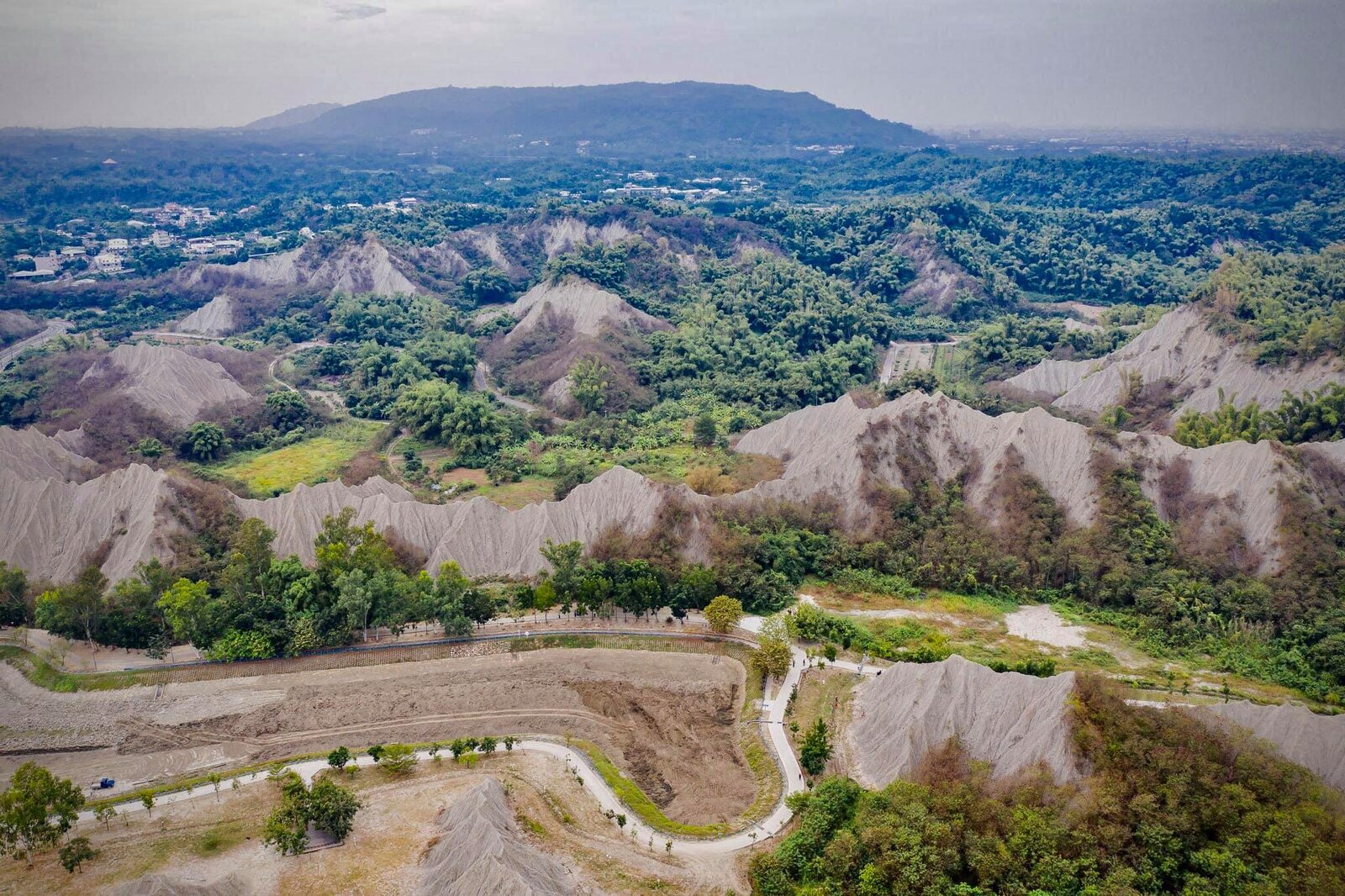 田寮月世界的惡地山谷景觀