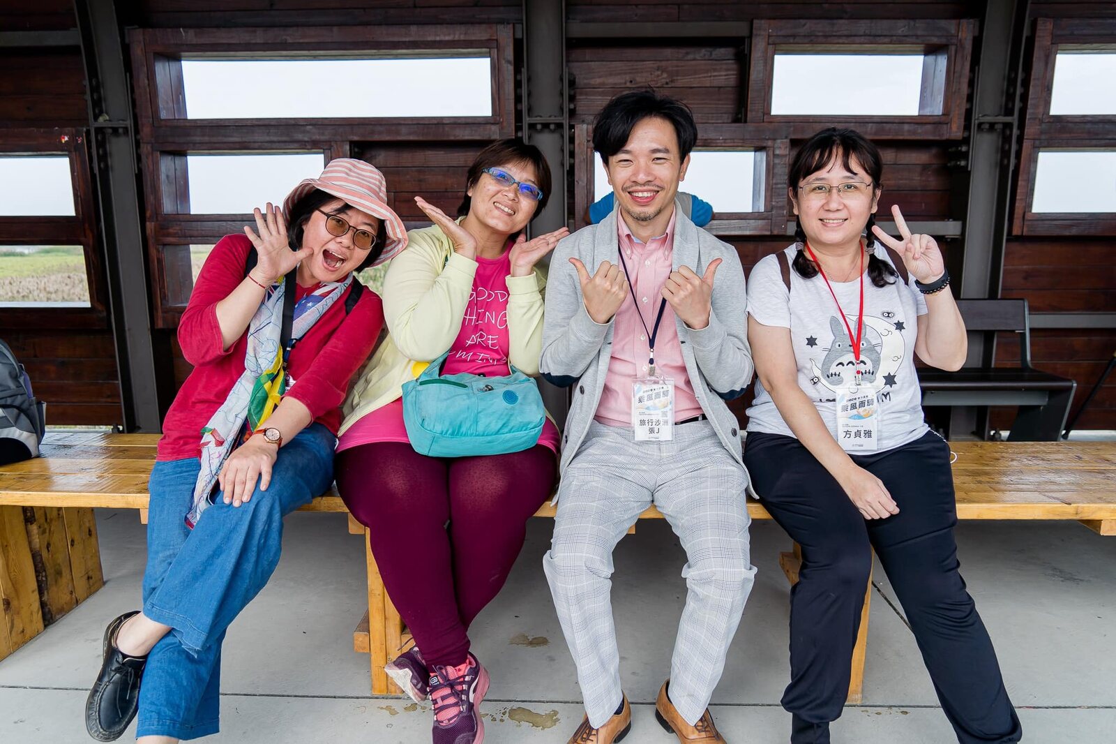 四位旅伴在木造空間內合影