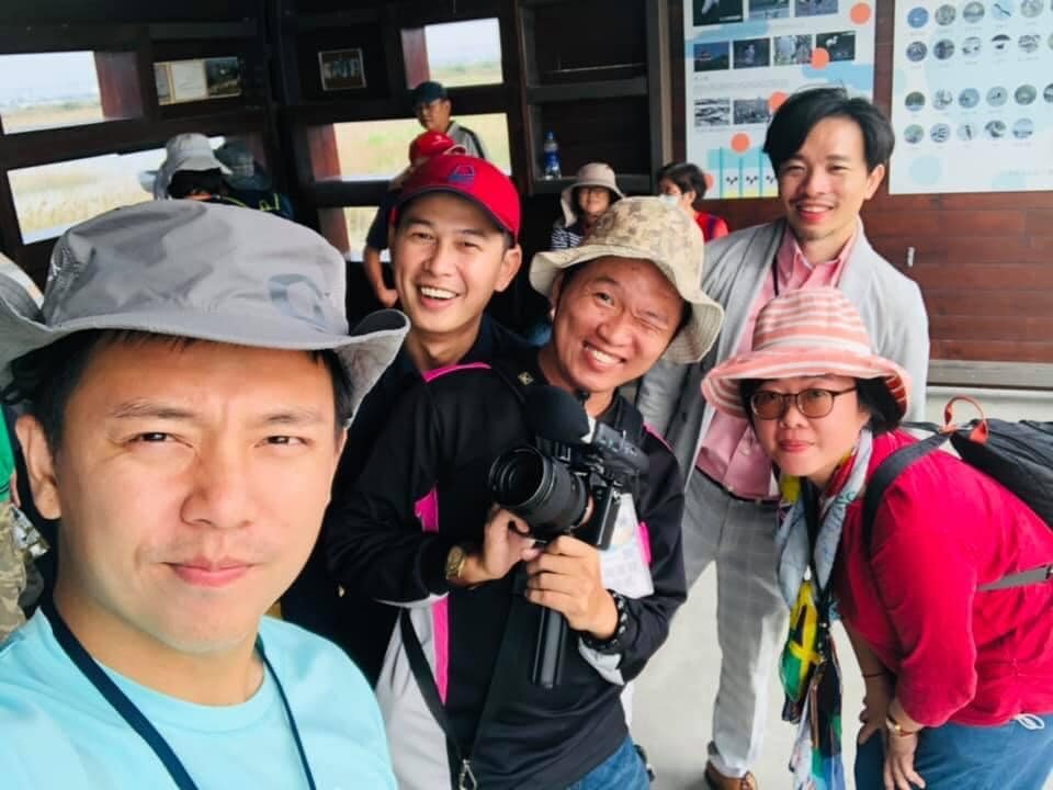 張J與走讀旅伴在車上自拍