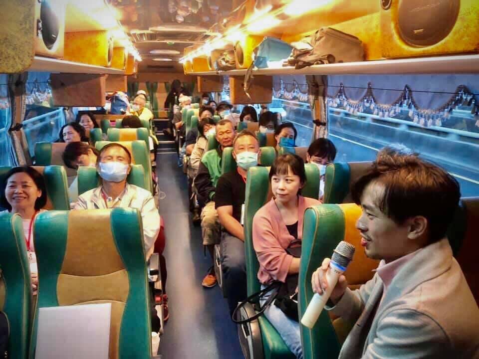 張J在遊覽車上分享旅行故事