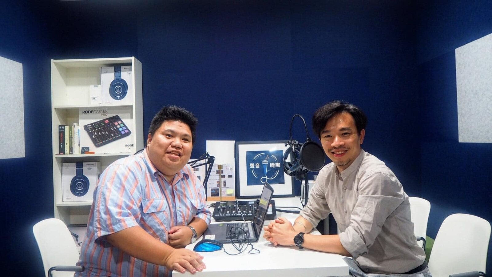 張J與Podcast主持人在錄音室合影