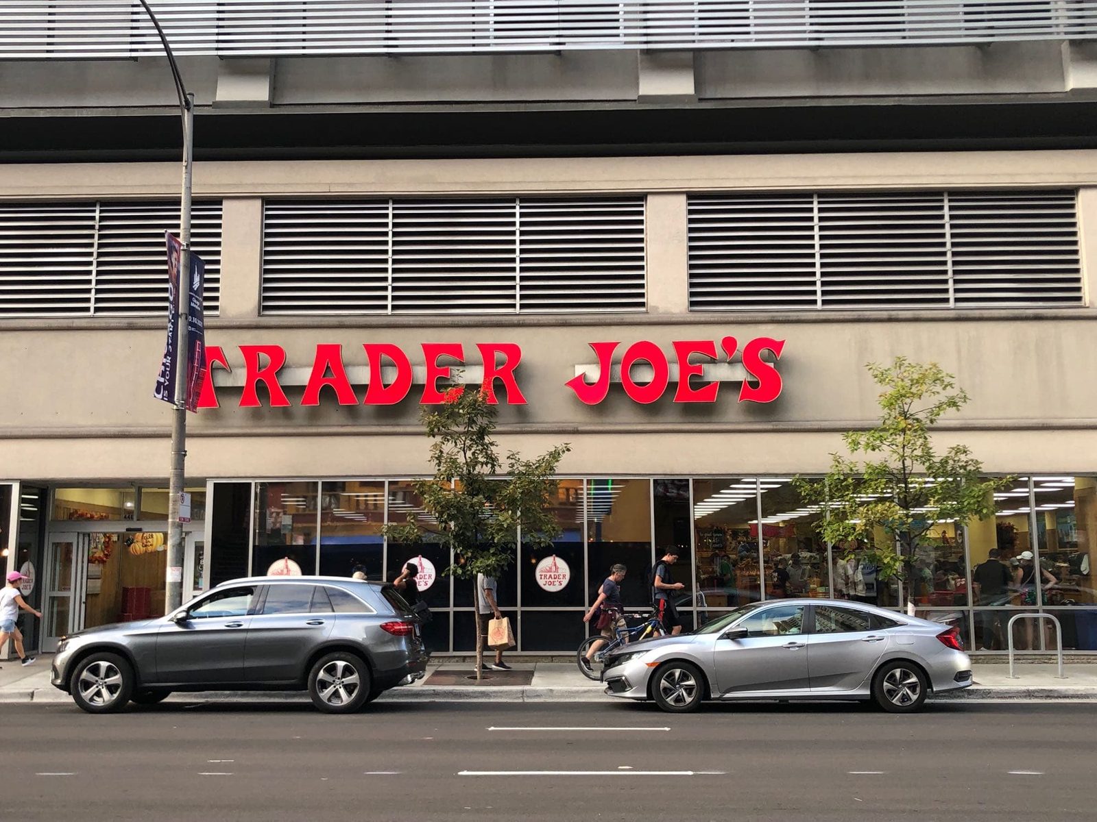 芝加哥超市比較｜Target、Trader Joe’s與Whole Foods－第2家Trader Joe’s ，是我最喜歡逛的超市。商品幾乎都是自有品牌，強調天然成分無多餘添加，除了價格平實的有機生鮮外，也有許多有趣的…