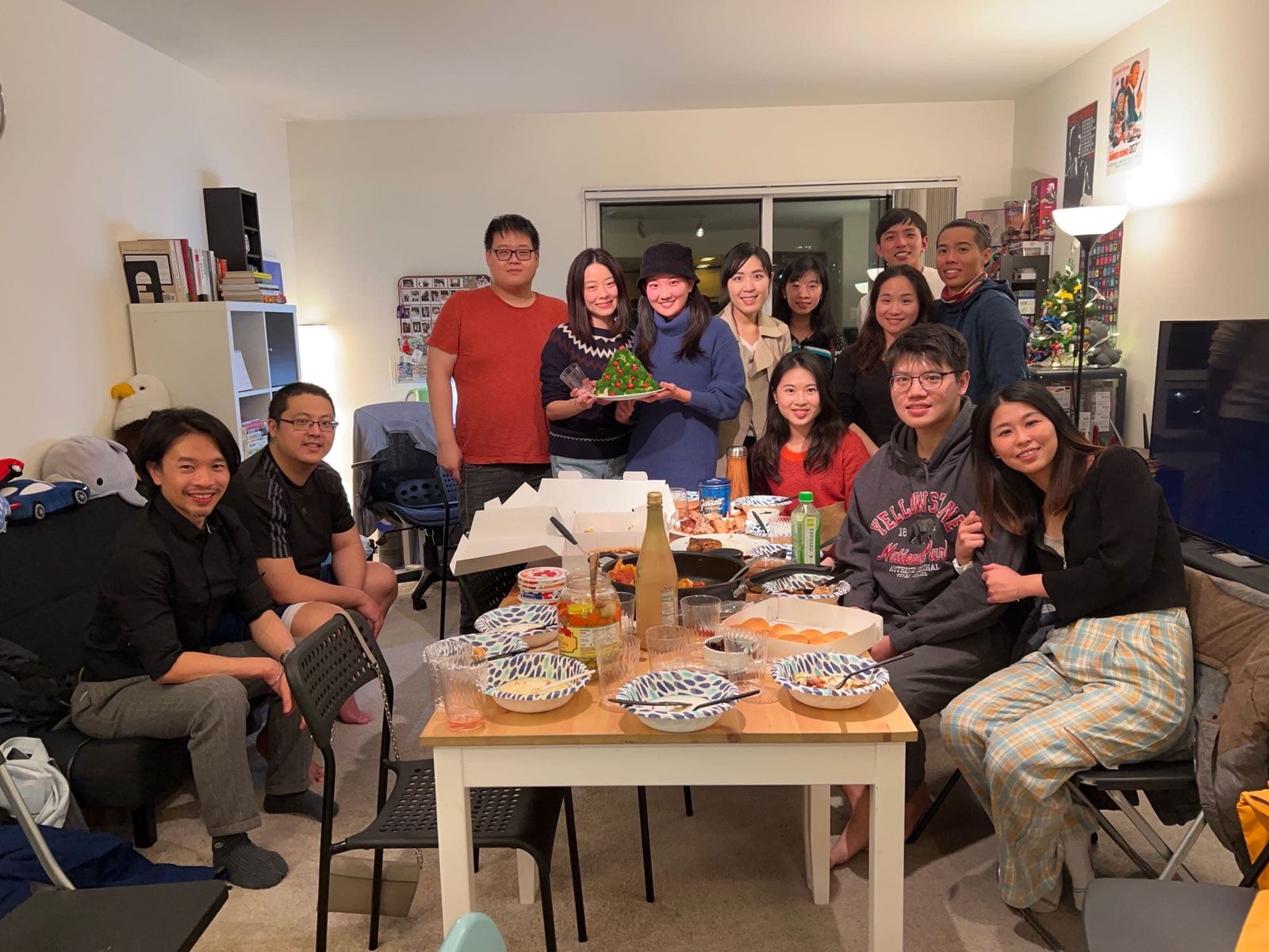 灣區台灣人的美式聖誕節｜一桌料理串起同窗情誼－聖誕節對於美國人而言，是親人共聚的時光，對於隻身在外的年輕遊子而言，過往同窗情誼則是異地裡最親密的連結。 聽這些老同學們敘舊、和彼此的伴侶交…