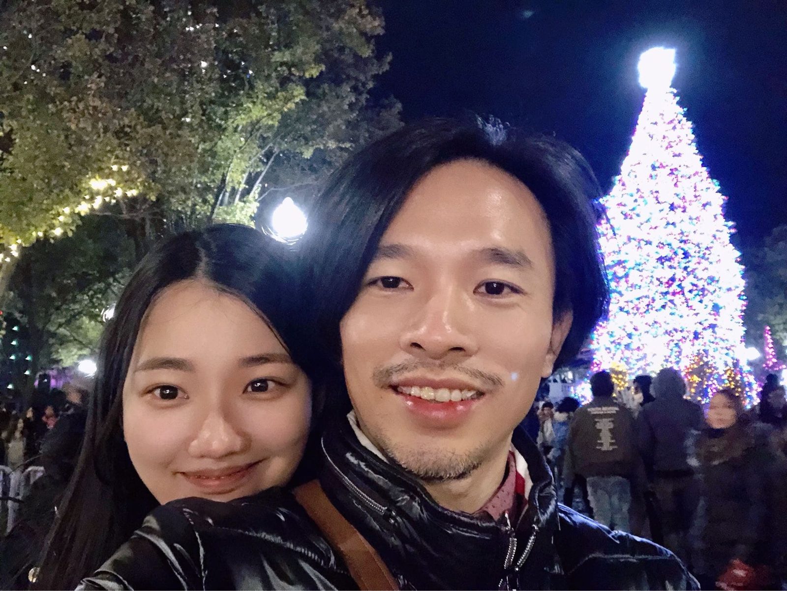 芝加哥聖誕點燈|千禧公園迎接歲末暖心時刻-台下人們一邊依偎在親友身邊,一邊隨著音樂擺動。人群、歌聲、快樂、手套、毛帽。這些元素令聖誕氣氛更顯濃厚。 接下來一個月,許多機構、單位、地標…