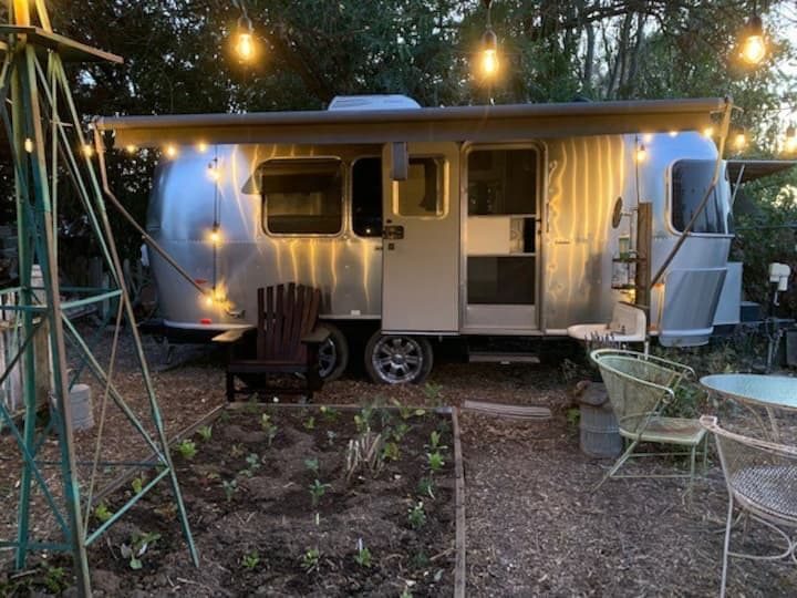 納帕農場露營車住宿｜和牛仔、乳牛共度一夜－納帕的第一夜，我們住在一個有趣的地方：露營拖車上。