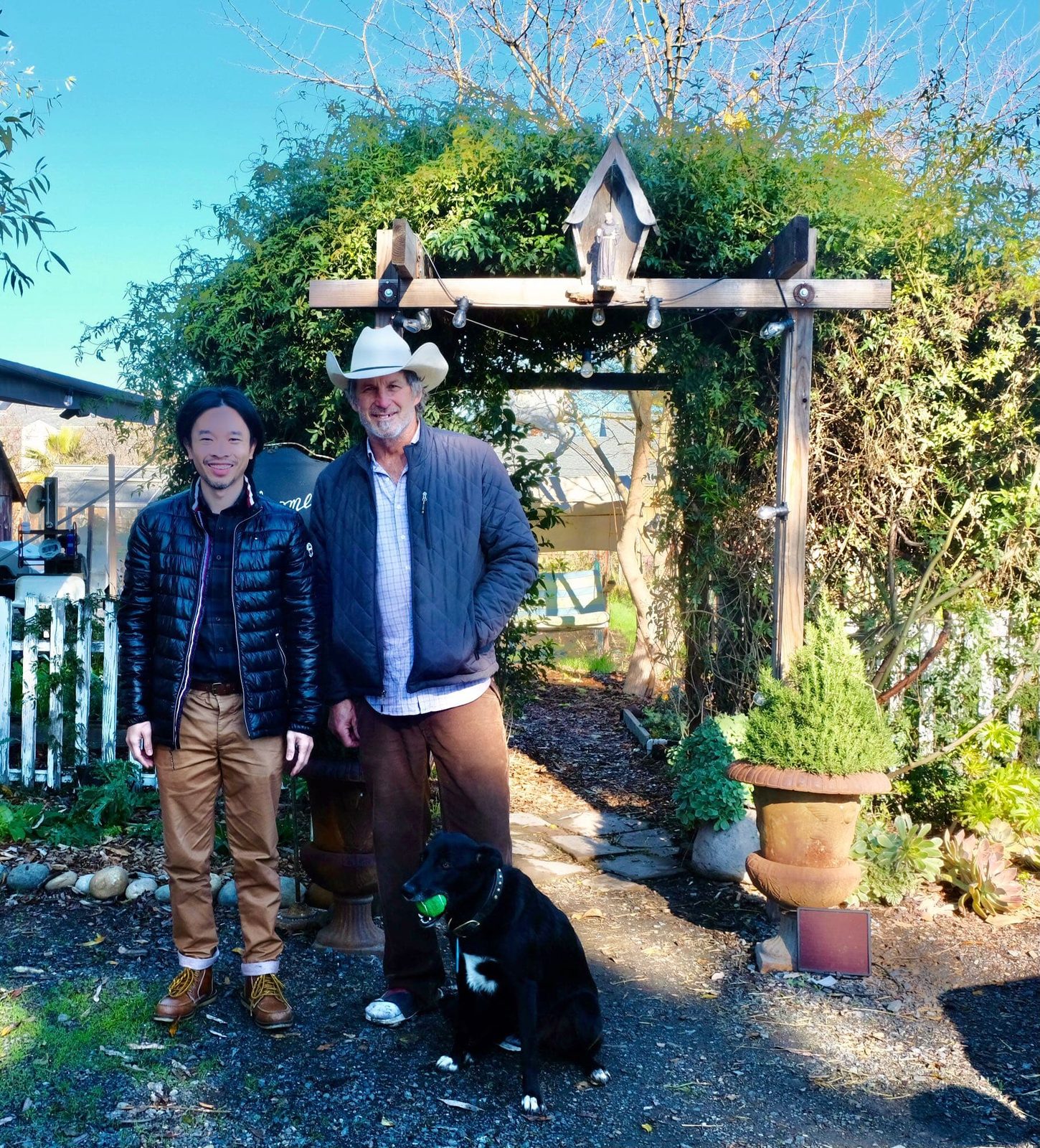 納帕農場露營車住宿|和牛仔、乳牛共度一夜-晨霧散去,我們收拾行囊,道別了牛仔與動物們,道別了這個有人情味的納帕小農場。 ▼豪邁的農場主麥克,與喜歡跟網球做朋友的狗狗(有看到嗎?)