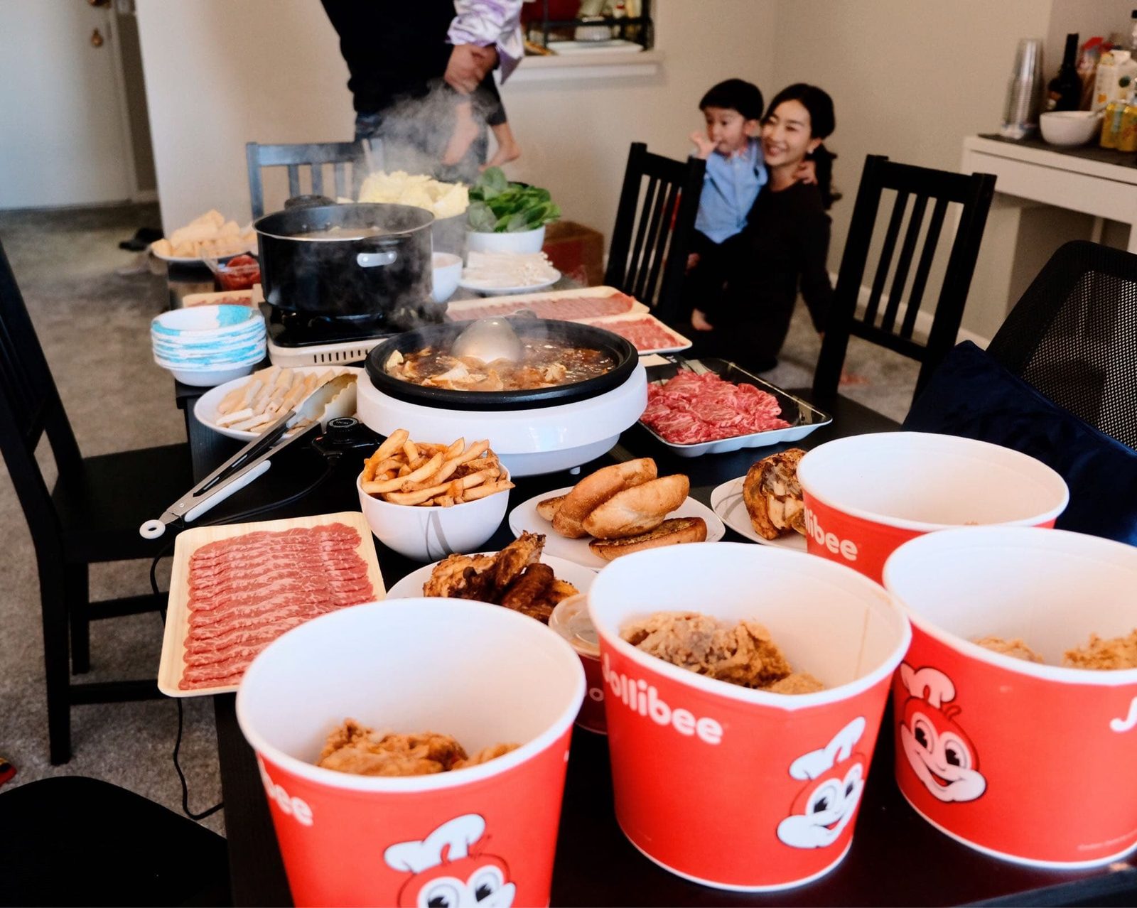 第一次在海外過年|芝加哥留學生的團圓年夜飯-還有高級和牛肉片與龍蝦,再加上美式烤雞和菲式炸雞,這頓年夜飯也稱得上非常豐盛了。