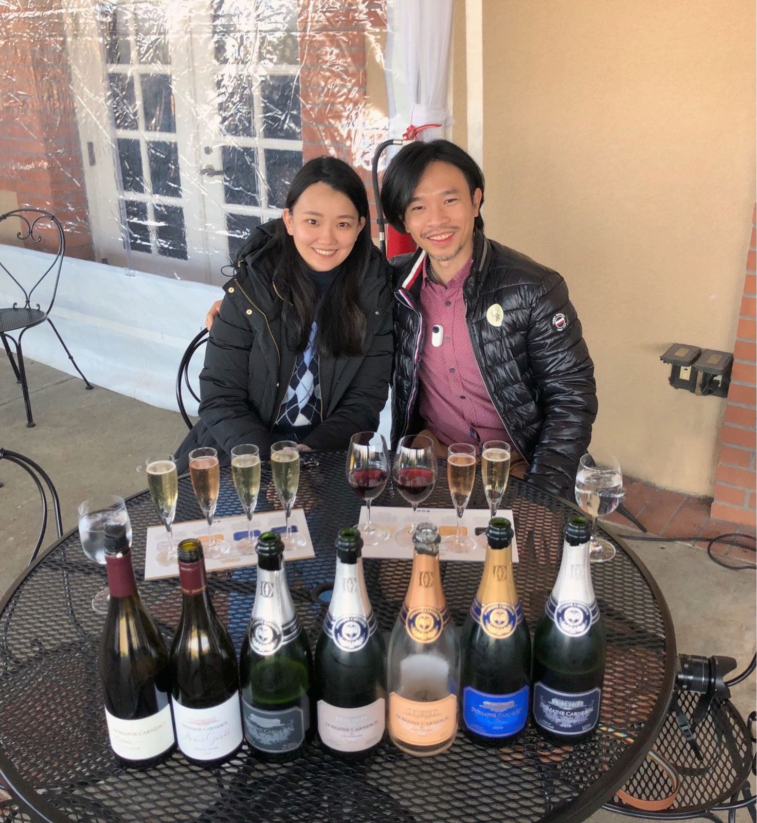 納帕Domaine Carneros酒莊｜法國香檳血統的氣泡酒－全部倒好倒滿還有另一個好處，就是能讓我東一口西一口，即時比較氣泡酒之間微妙細小的口感變化，雖然喝完的感想一律都是「開心」兩個字。 「開香檳」…