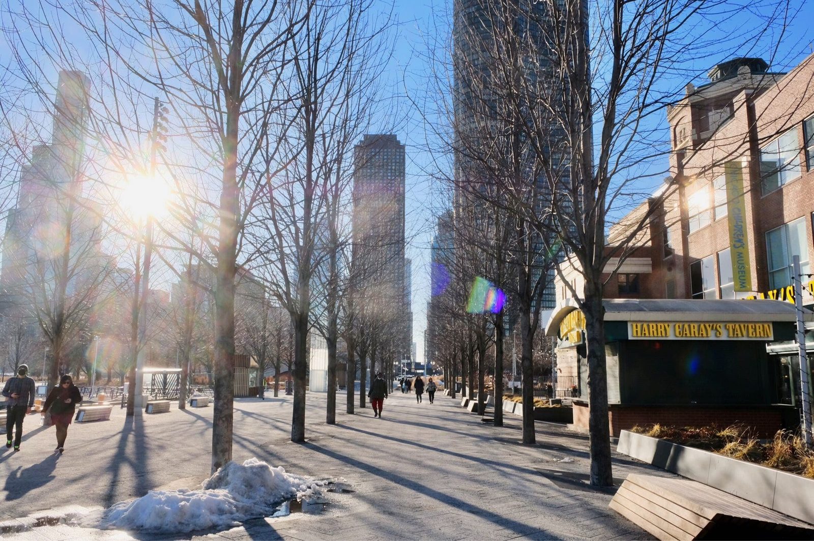 芝加哥冬日散步｜走進城市最後一場雪－只有剛打破銀白冰雪，從中冒出頭的湖水藍，映照著天空藍。冷調的畫面依舊是主體，不同的是，刺骨的嚴寒轉為清新的冷冽，人們已經能從容地上街。