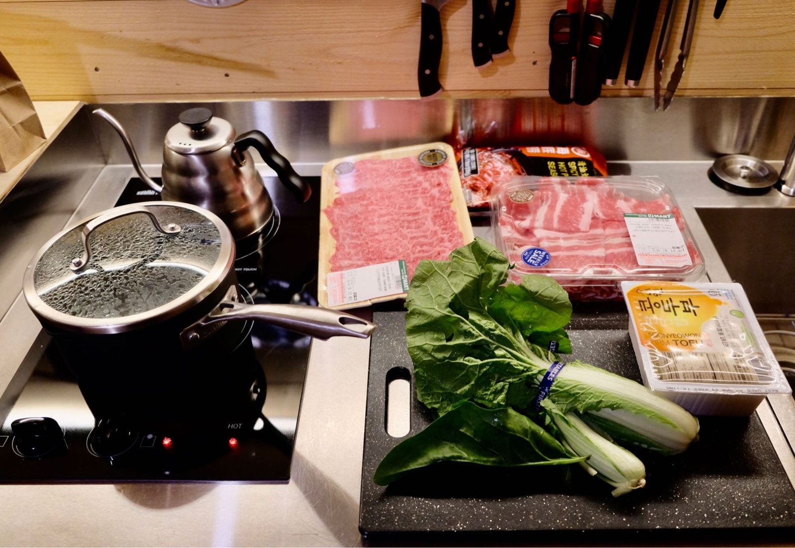 逃離芝加哥冬天｜森林拖車屋的離線假期－我們悠哉地準備食材，煮了一頓豐盛火鍋，開了紅酒和啤酒，慢慢地吃、慢慢地喝、慢慢地涮。