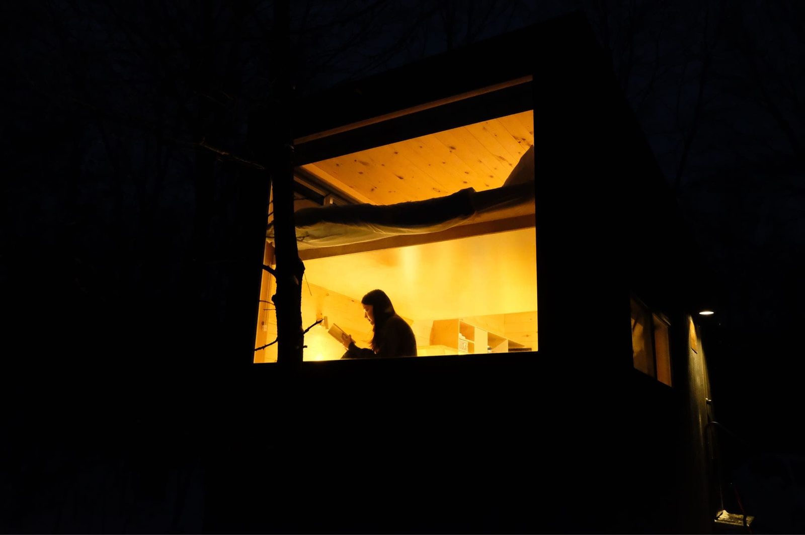 逃離芝加哥冬天｜森林拖車屋的離線假期－這個平淡無奇、哪都沒去的小假期，讓我身心充飽了電。 當逃離了大城市，拋下一切，這才贖回，那被挾持已久的心靈空間。