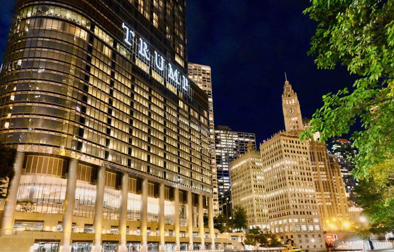 芝加哥河濱步道攻略|用步行打開城市最美日常-高調顯眼的川普大樓