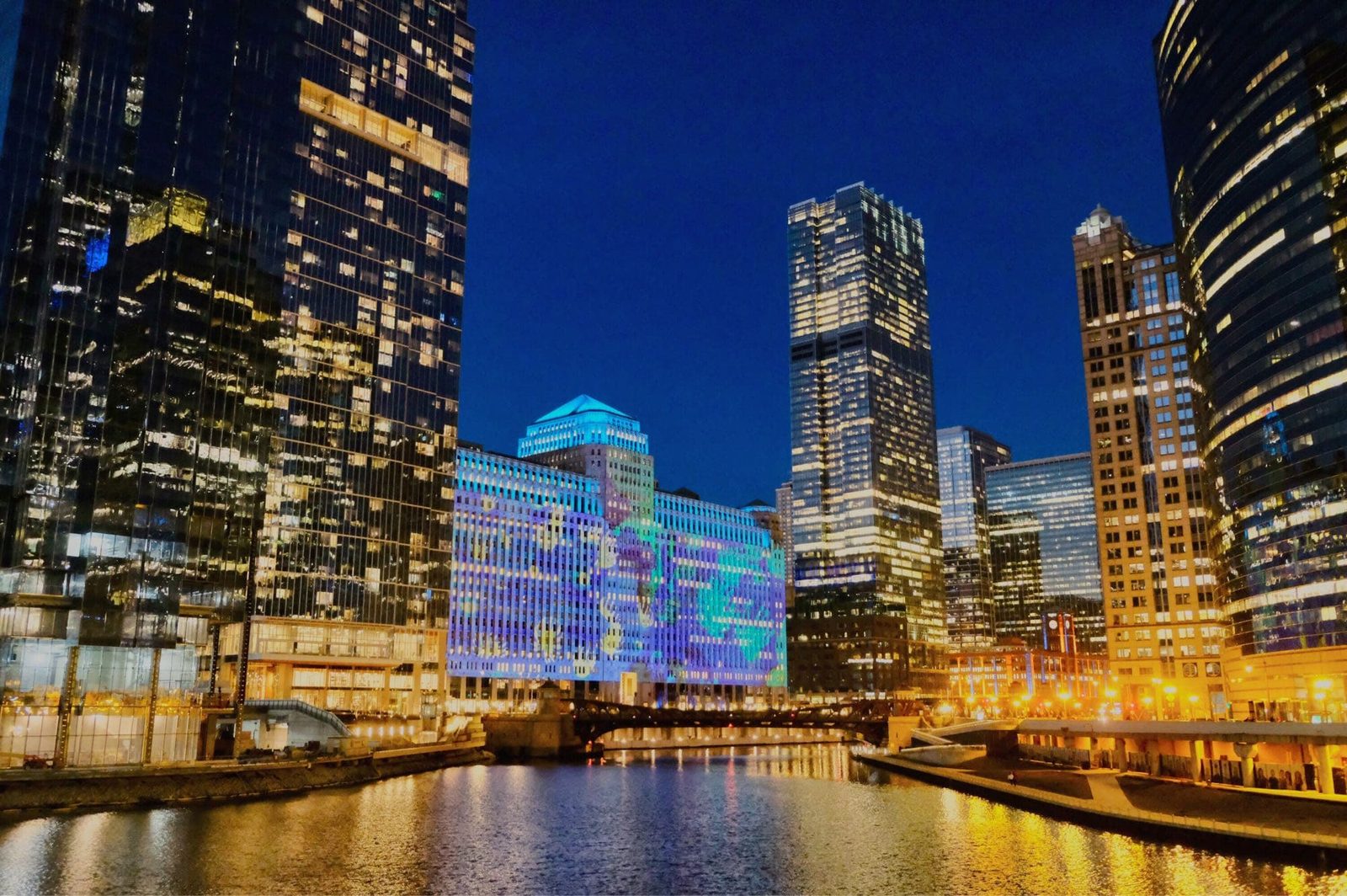 芝加哥河濱步道攻略|用步行打開城市最美日常-身為高雄人,已經很習慣城裡流淌著一條河,那條河最好不大不小,可以一眼看到對岸,兩側有美麗的綠化步道,融入城市的景緻、文化與歷史,形塑市民的步…