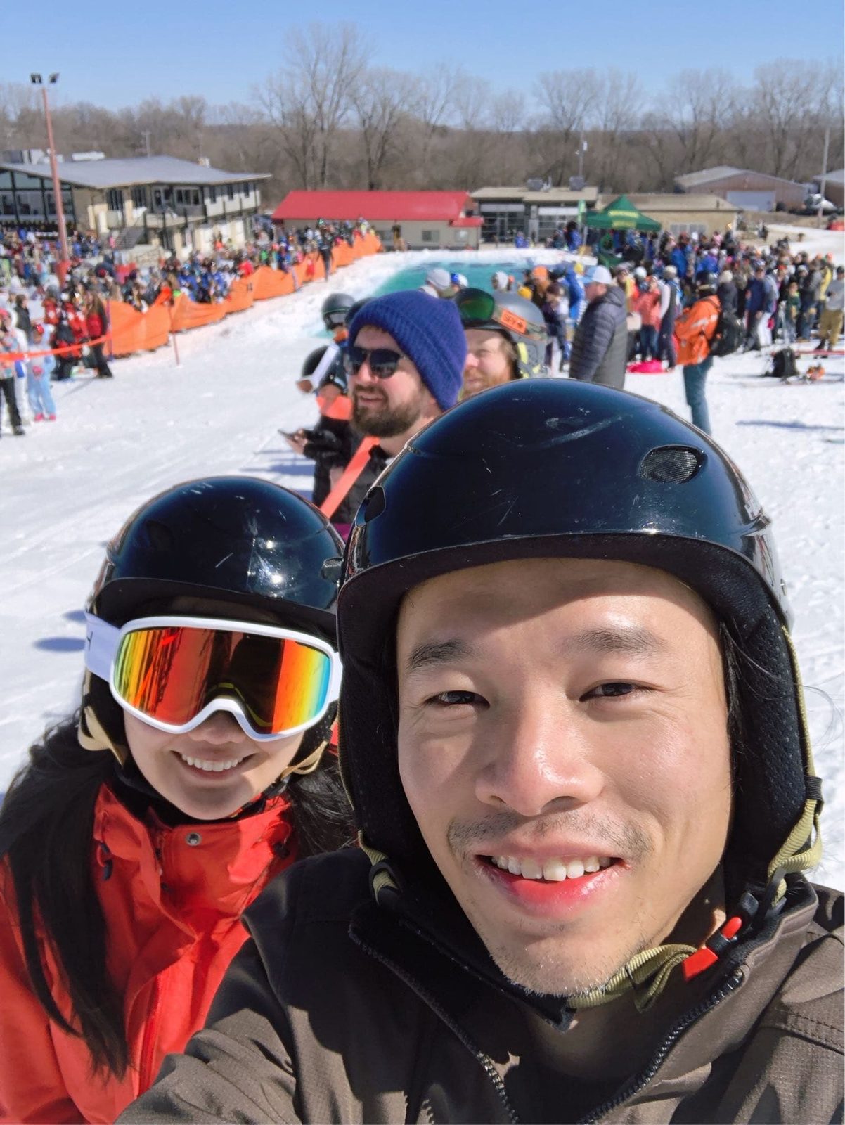 芝加哥滑雪初體驗｜學會跌倒比成功更重要－聽老芝加哥人說，今年冬天很奇怪，深冬時不酷寒，春天過一半了寒氣卻還不離開，每天氣溫都在0度附近徘徊。 既然如此，那就繼續抓住冬天的長尾巴吧！…