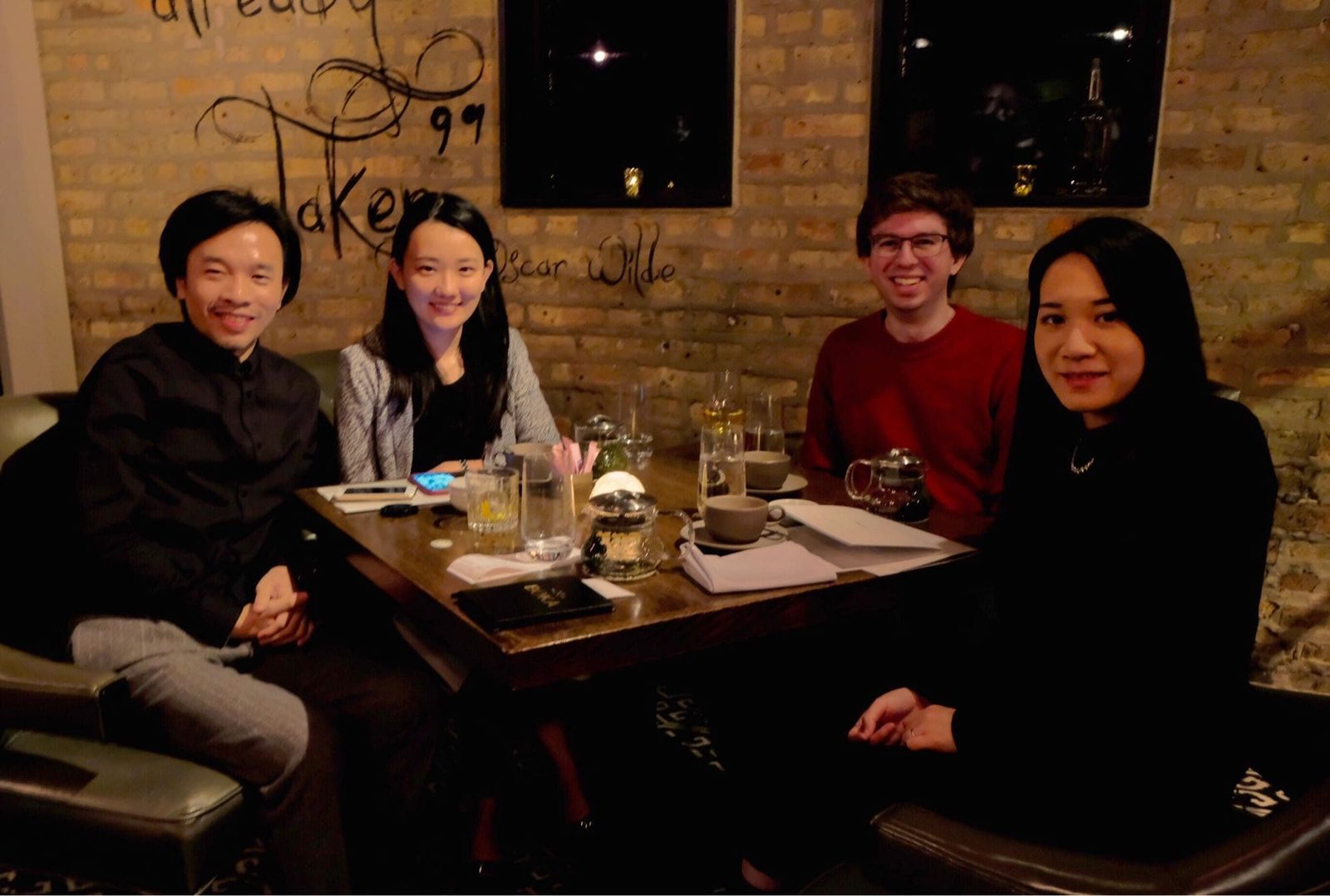 芝加哥米其林BOKA餐廳|一條繩牽起的奇妙緣分-美食加好友,在如此氛圍下,心情不愉悅都難。 我們舉杯,慶賀彼此在異地的新生活,也互相約定了回台後再一起享受美食。