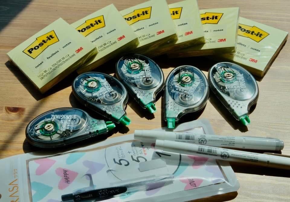 芝加哥Nando’s烤雞|一份文具換來的公益滋味-哇,這可真有意思,正好考生律律最不缺的就是文具。我們把用不完的立可帶、便利貼和色筆們整理出來,打包帶到烤雞店裡。
