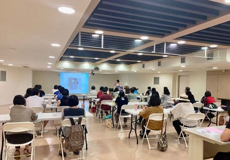 久違的實體工作坊|旅行故事如何成為別人的養分-睽違了一年,終於重回實體工作坊,我們用面對面的溫度打開了探索、傾聽和交流。國外的故事化為話語,摻進眾人的笑聲裡。