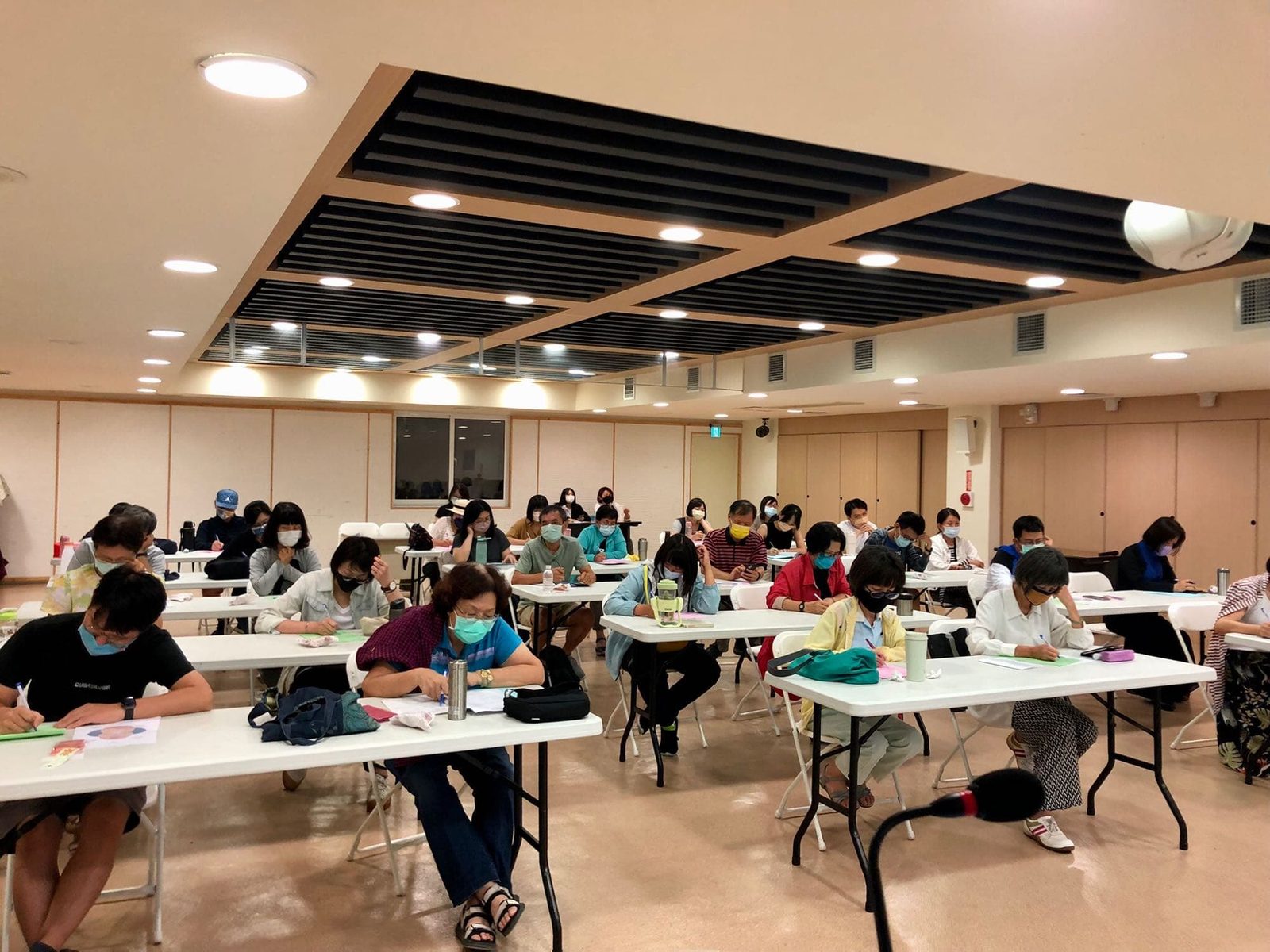 久違的實體工作坊|旅行故事如何成為別人的養分-生命的歷程變為一道道課題,穿梭於每位學員的紙和筆。