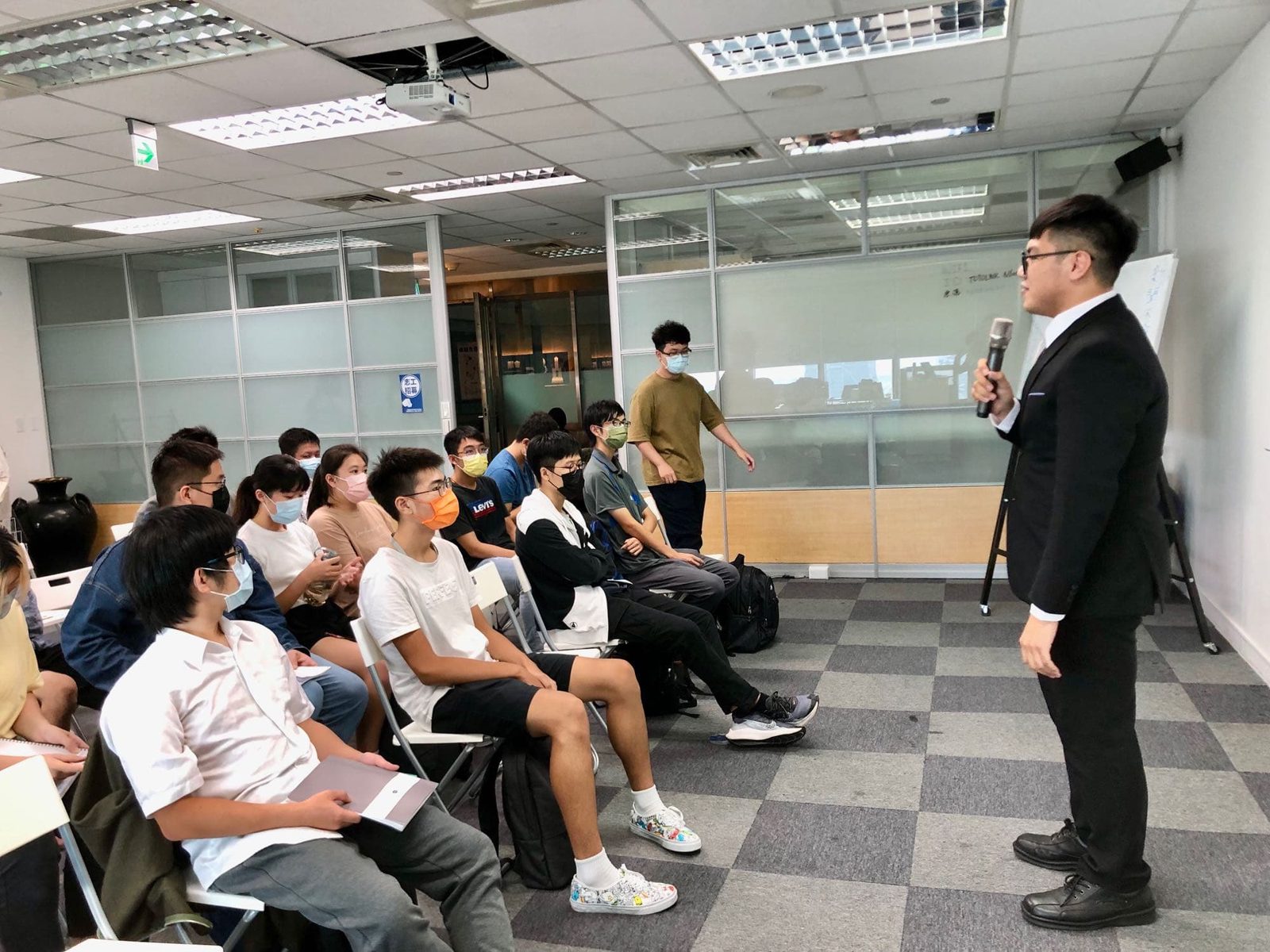 回台灣繼續演講｜再次站上學生面前的感動－睽違一年沒來全方位人才培訓營了，這裡的主持人依舊特別用心，每一次開場都認真地帶引言和活動；這裡的學生聽眾依舊特別積極，願意在課餘時間走出舒服…