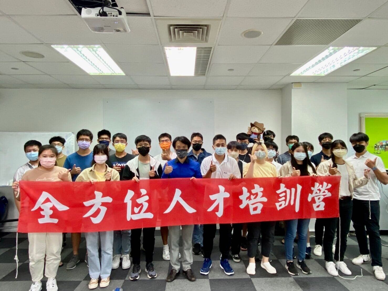 回台灣繼續演講｜再次站上學生面前的感動－大學生和社會人上課的反應不大一樣，他們看似靦腆，眼裡卻充滿對世界的好奇，QA時段的踴躍發言，讓我看見年輕的心藏不住初萌的熱情。
