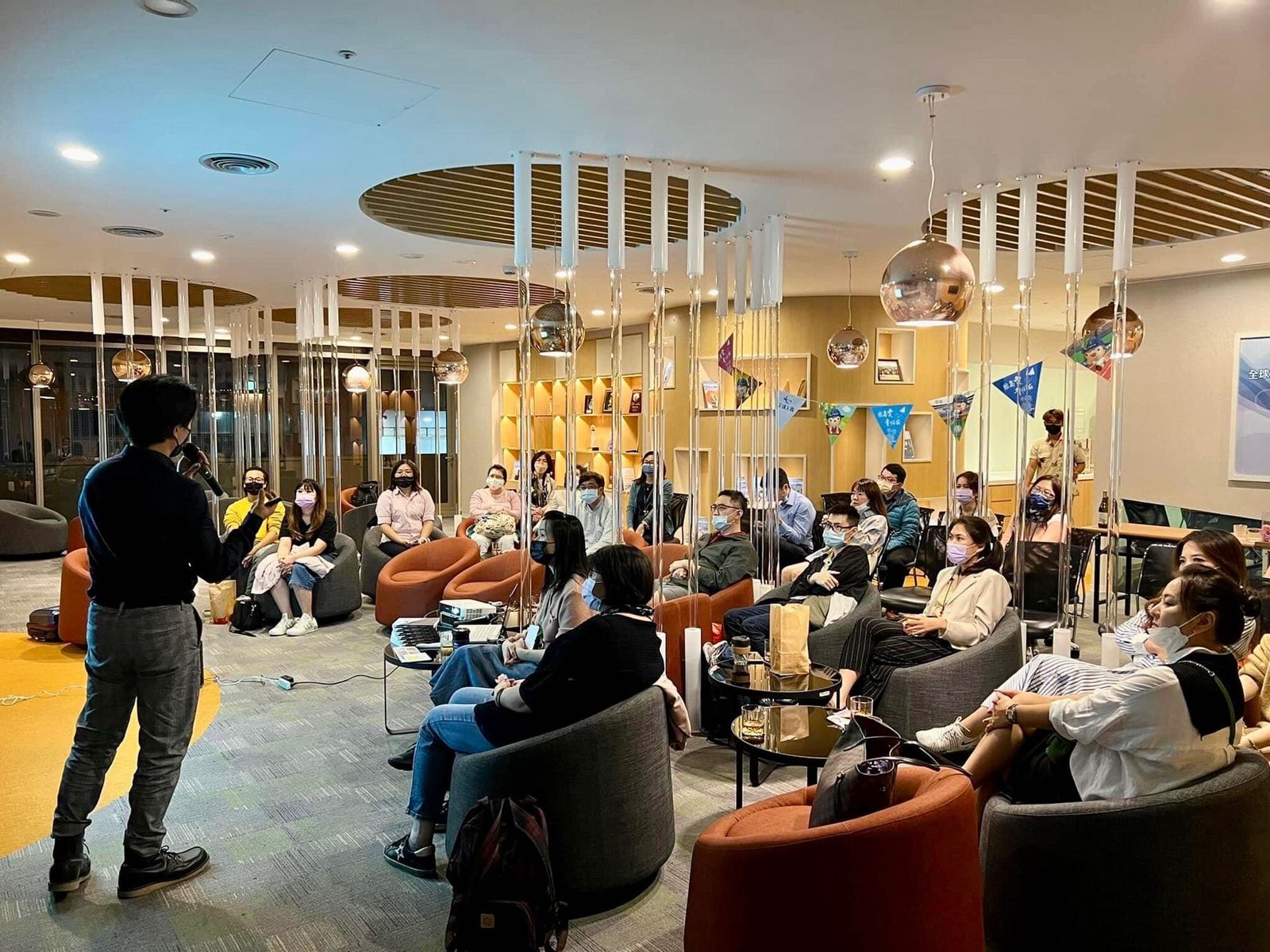 企業演講幕後|站上總部舞台分享人生故事-第一次受邀來到人壽的企業總部演講,和業務員與他們的客戶們分享職涯轉換的心路歷程。這次邀請單位是全球人壽,總部座落在富麗堂皇的潤泰松山車站大樓…