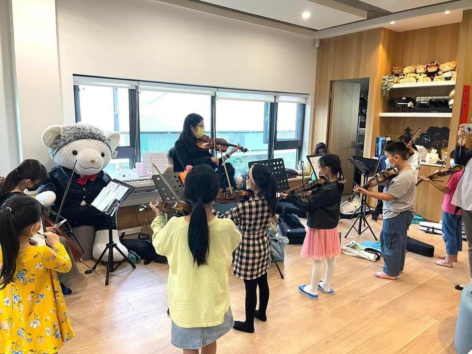 高雄音樂教室故事｜未竟留學夢如何培養更多人才－上課之餘，你可以加入課後團練，與同儕們合力演奏偉大的曲目，並登上舞台發表作品。