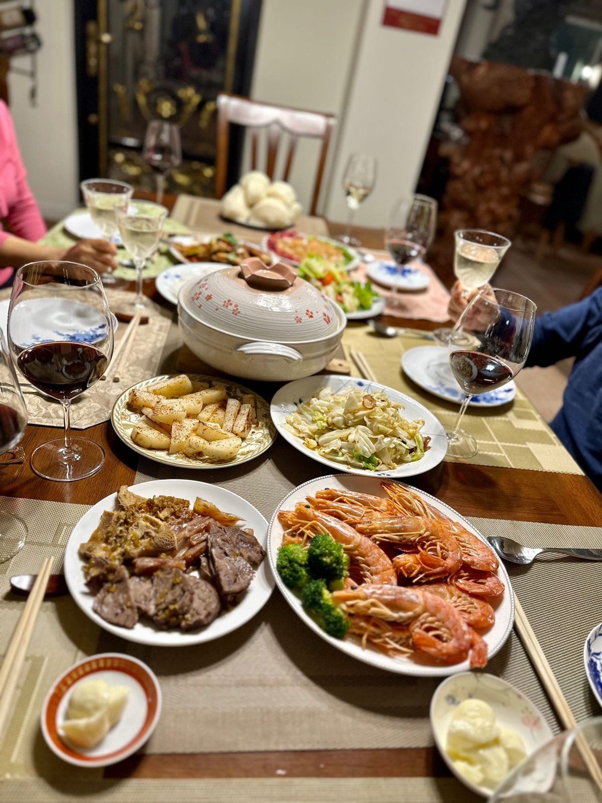 與日本爺爺的溫馨年夜飯|一段跨國家人的緣分-睽違數年,國門開放,吉田先生總算能離開日本,到台灣探望朋友,並把最重要的除夕夜留給我們。 大家盛情以待,媽媽火力全開,燒了一桌好菜