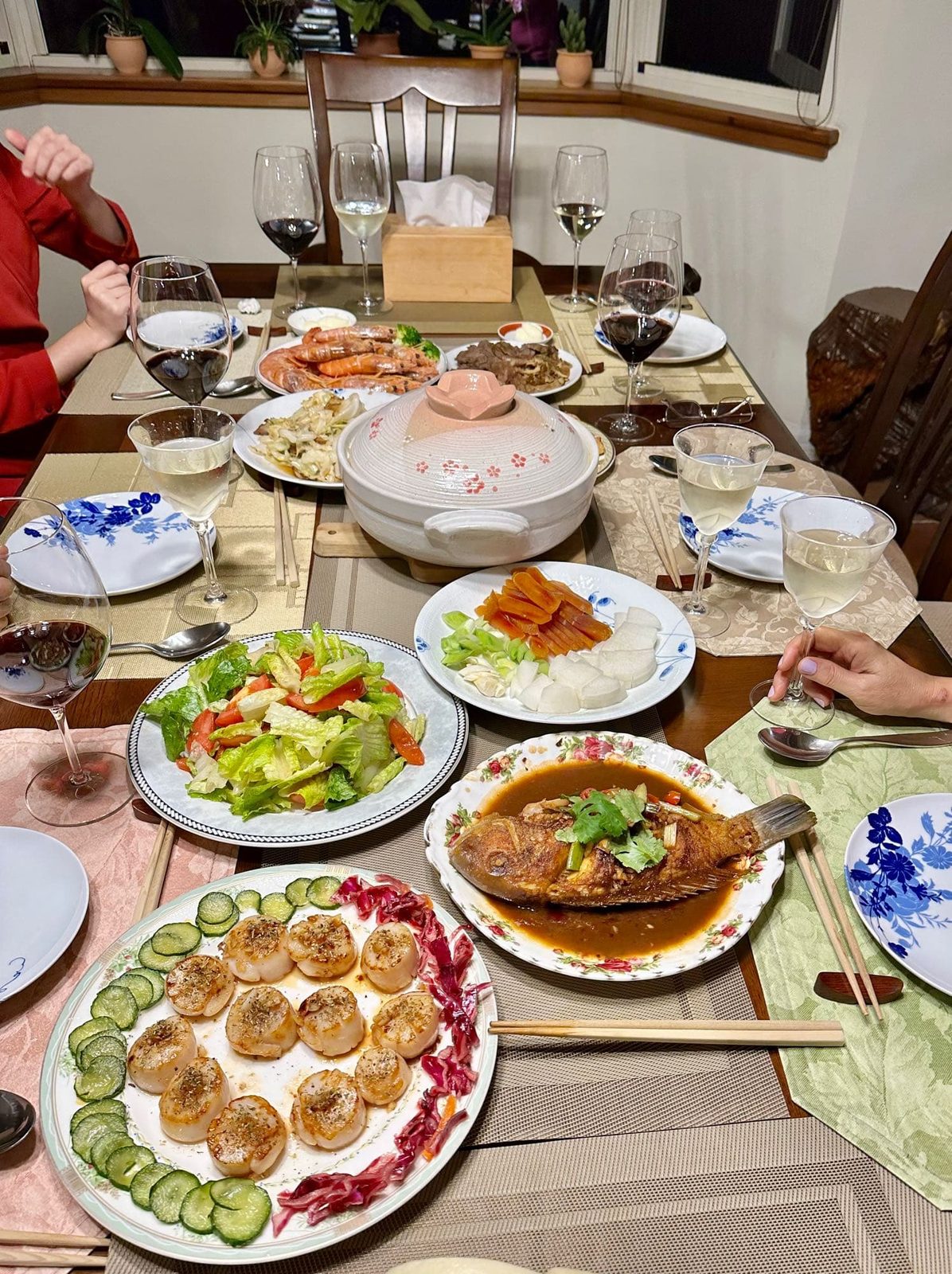 與日本爺爺的溫馨年夜飯|一段跨國家人的緣分-我們在旁擔任小助手