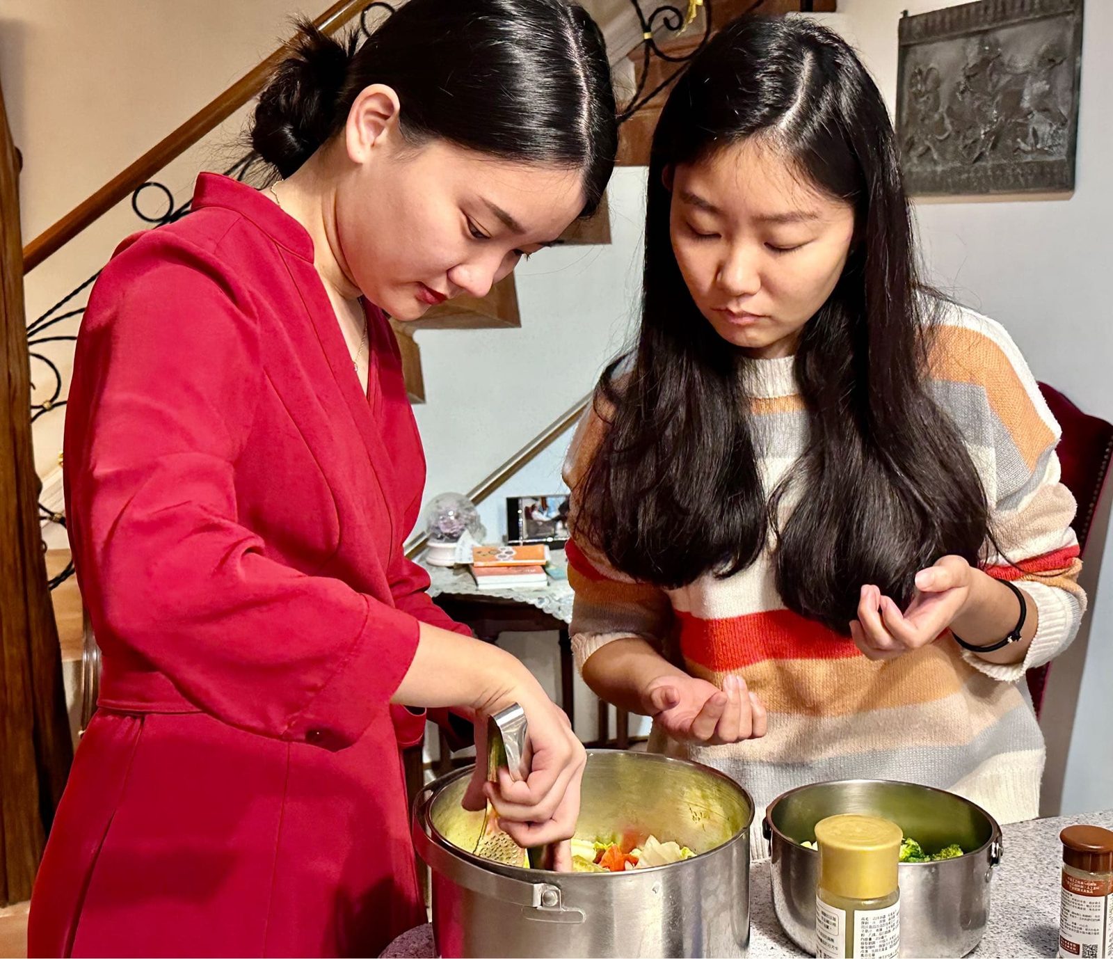 與日本爺爺的溫馨年夜飯|一段跨國家人的緣分-我們在旁擔任小助手