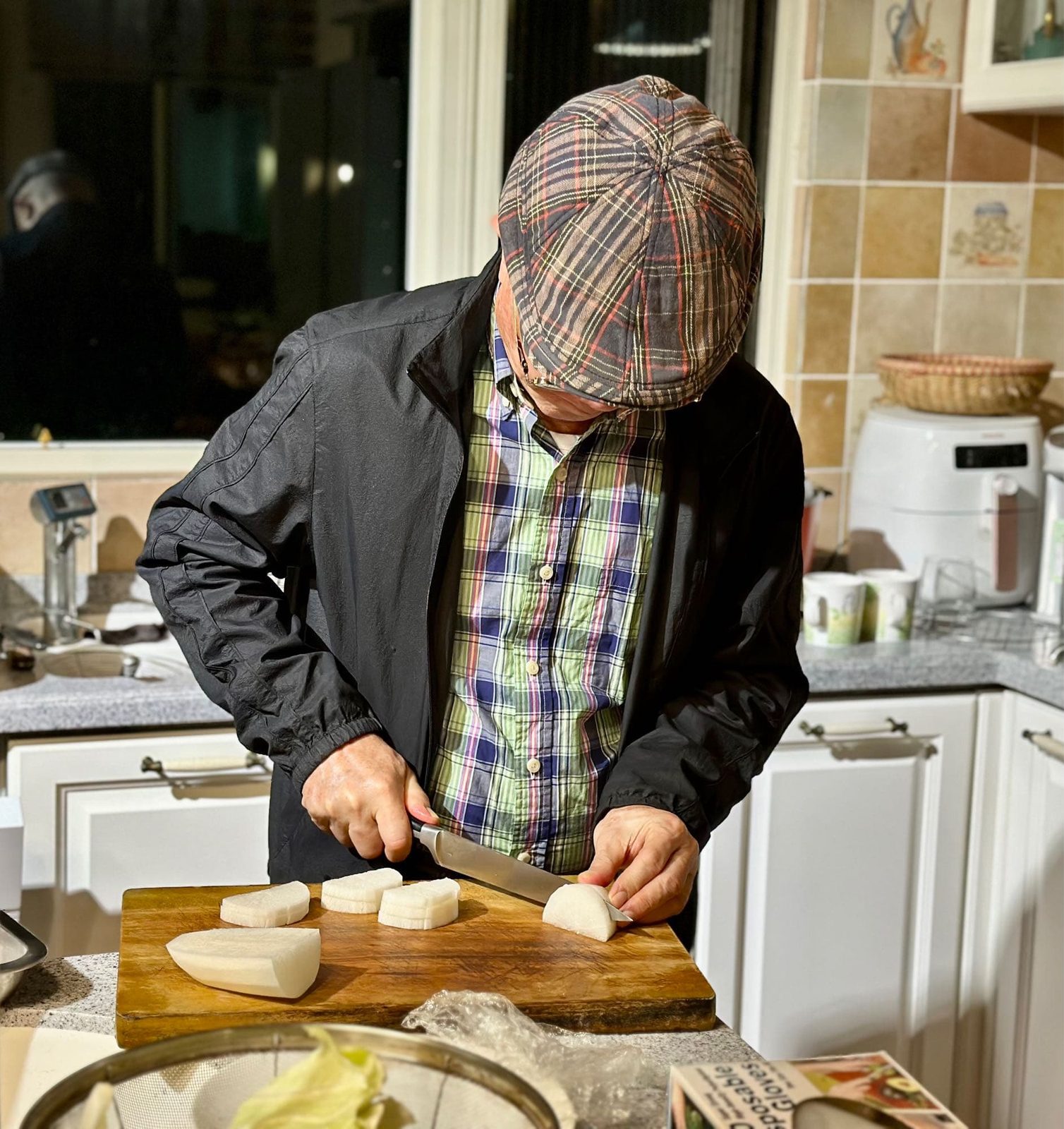 與日本爺爺的溫馨年夜飯|一段跨國家人的緣分-就連平時不下廚的爸爸也捲起袖子幫忙切盤