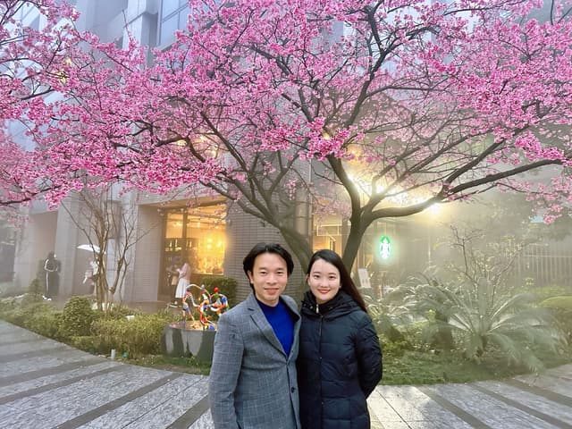 生日怎麼過最幸福?與另一半留住平凡日常-這天長了一歲,我和律律事先忙完手邊要務,將美好的時光留給對方,一起盛裝出門。 城市起了濃霧,我們漫步穿梭迷濛的街區,欣賞林口最美的星巴克櫻花樹。