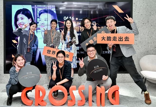 數位遊牧講座心得｜跨界交流讓職涯選擇更多元－更開心見到主辦單位換日線老朋友們，幾張熟面孔，幾張新面孔，他們辦活動的功力一流，場地佈置與流程設計都很講究。