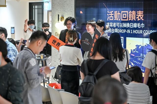 數位遊牧講座心得｜跨界交流讓職涯選擇更多元－會後意猶未盡，8成的人還留在現場與我們拍照交流。