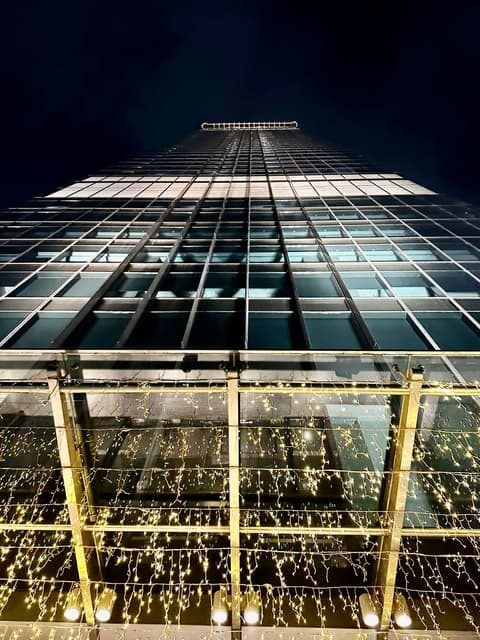 柬埔寨街景觀察|跟爸爸旅行看見金邊日常-豪華的地標大樓Vattanac Capital towe,裡頭有高檔酒店與餐廳