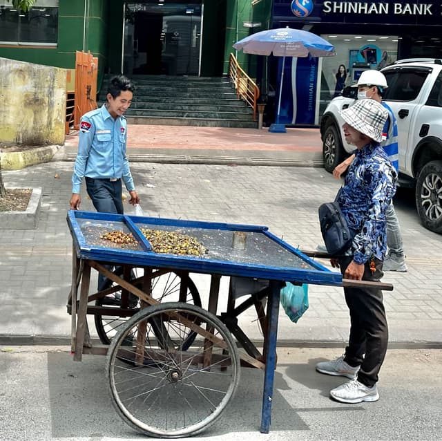 柬埔寨街景觀察|跟爸爸旅行看見金邊日常-然而,比起那些華美,我更喜歡觀察街邊的小販與人群。 看那生意的張羅、陌生的問候