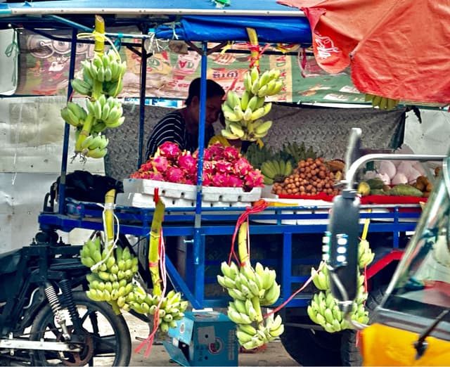 柬埔寨街景觀察|跟爸爸旅行看見金邊日常-繽紛的攤位