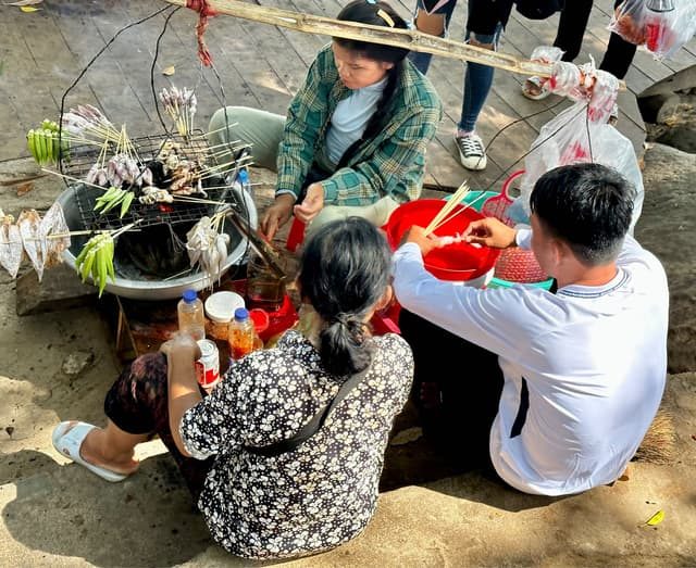 柬埔寨街景觀察|跟爸爸旅行看見金邊日常-滿載的機車、後座的孩童