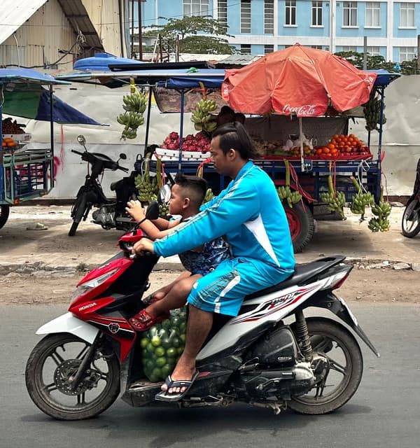 柬埔寨街景觀察|跟爸爸旅行看見金邊日常-父子