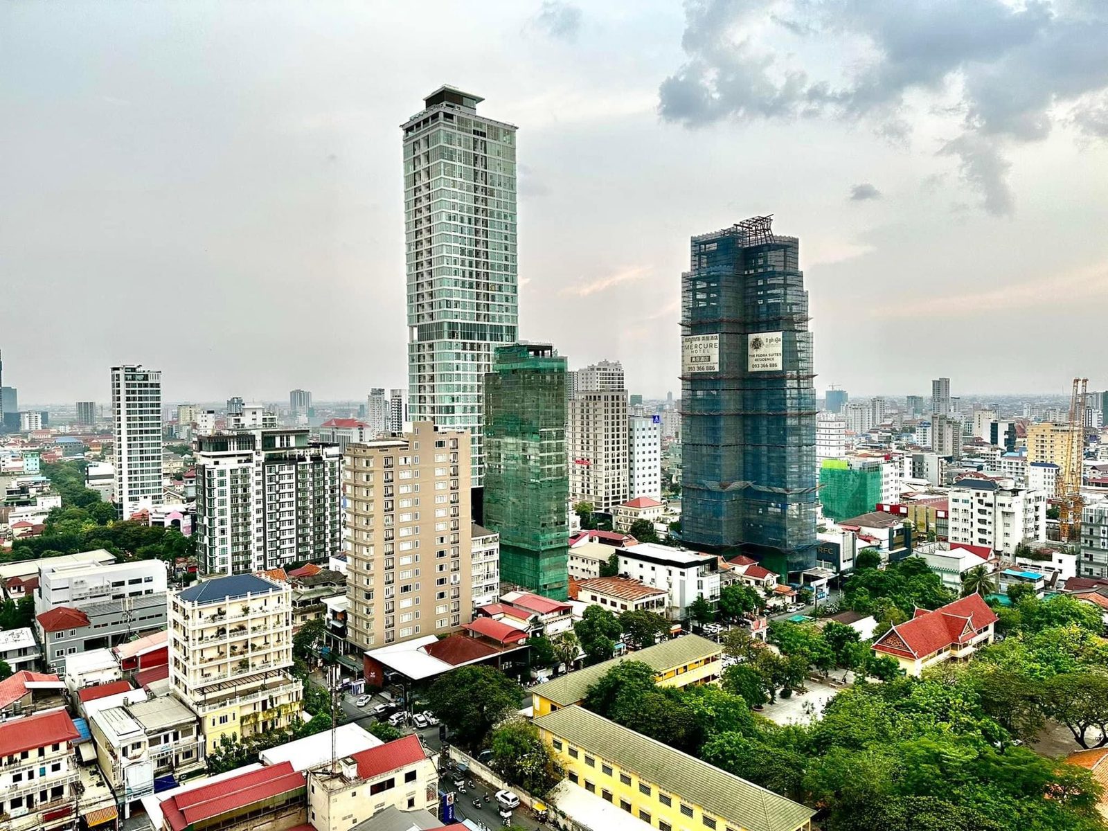 柬埔寨金邊現況｜跟爸爸旅行看見城市真實面貌－這次來到柬埔寨金邊，大家不用擔心，我們很安全，這個地方除了是前陣子台灣社會新聞的焦點外，它更為國際所知的，是經濟成長最快速的國家之一。這裡的…