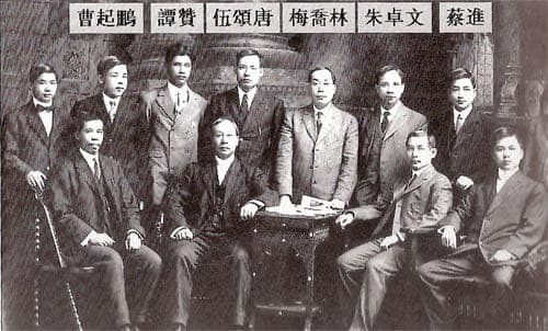芝加哥與孫中山｜海外國慶日的一段巧遇－1910年，他第一次造訪芝城，慷慨激昂，來鼓吹革命思想。未料，當時芝加哥上層僑商多數支持康有為的保皇會，有的華僑老闆甚至穿上清朝的袍褂靴帽…