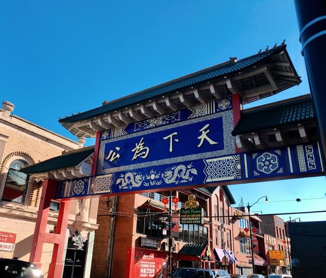 芝加哥與孫中山｜海外國慶日的一段巧遇－1911春天，時隔一年，孫中山再訪芝加哥，這次他為了黃花崗起義失敗進行善後募款，心情沈重。芝城同盟會會員鼎力相助籌款事宜，逐漸成為革命骨幹…