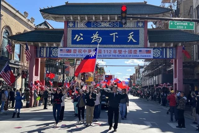 芝加哥與孫中山｜海外國慶日的一段巧遇－至今，每年10月10日，芝加哥華埠都會舉辦國慶遊行，並向國父獻花致敬，紀念革命期間3次相遇的深厚淵源，也提醒著後人，這看似理所當然的今日，其…