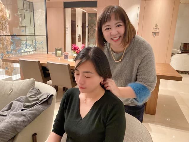 用珠寶說故事|一份承載回憶的特別禮物-澳大利亞至台灣的飛行距離:兩萬公里,在有形的鏈條上,化為42釐米,代表一段跨越27年的友誼。歲月如梭,往事如昨,從聚會上的蠻橫女孩到成家立業…