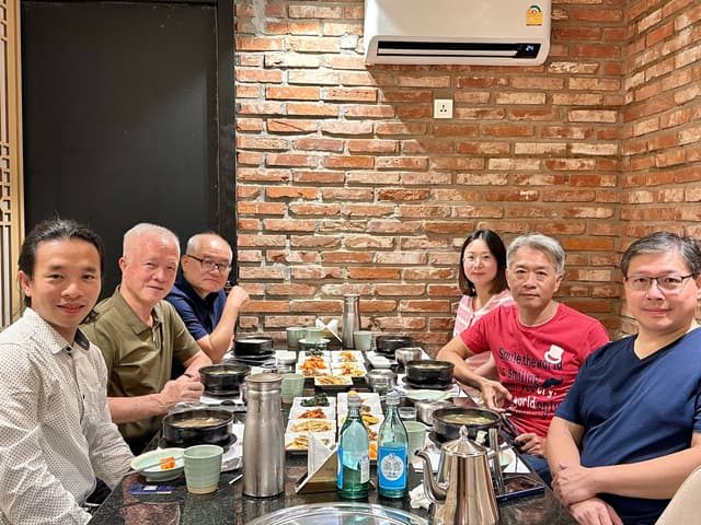 人生最重要的是相聚｜共同經歷才是珍貴回憶－雖然有些吃力，常常搞不清楚一些商業術語，會後還時常拿著問題向爸爸請益。但我挺開心，自己能夠出上幾分力，並跨出舒適圈學習。 每天的工作，直到晚…