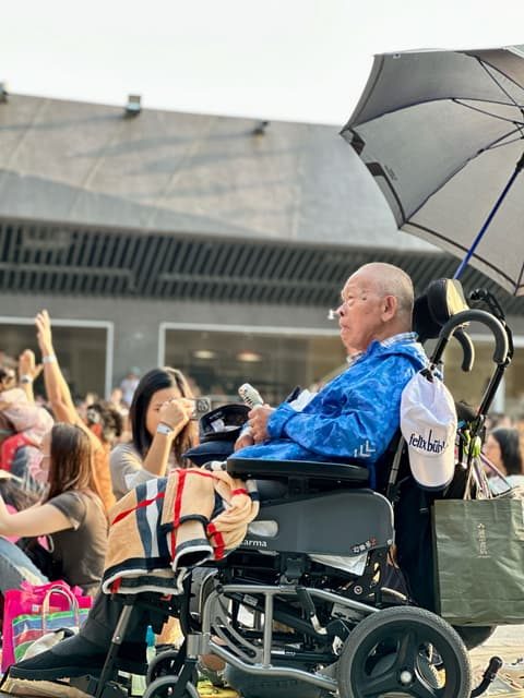 世界音樂節歌單｜7首非主流好歌與現場故事－這些豐富的「音樂番外篇」在3個舞台上輪番上演 ，交替刺激著感官。前幾分鐘才剛聽完烏克蘭trap樂團，深陷在其對戰爭控訴的怒吼中，轉眼來到隔壁…